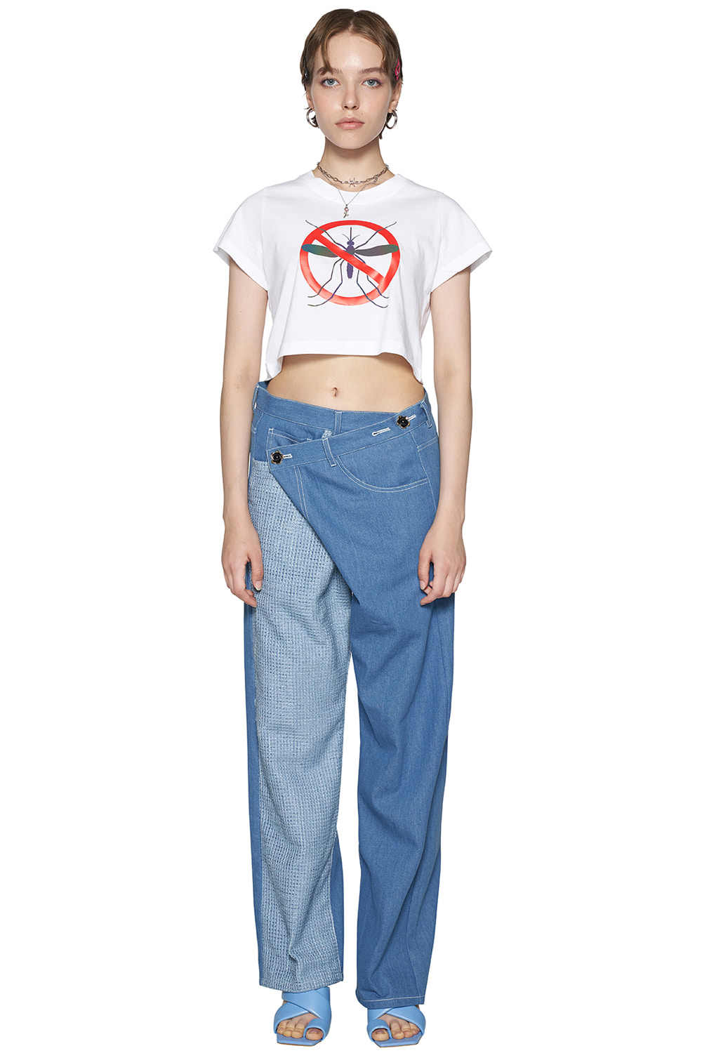 WHITE REFLECTIVE MOSQUITO PRINT CROPPED T-SHIRT